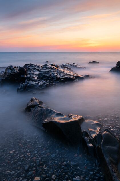 海岸日落时格恩西岛海景的长曝光照片日落海洋曝光
