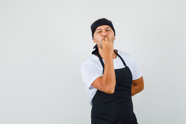 职业面包师穿着t恤做着美味的手势生意食物自信