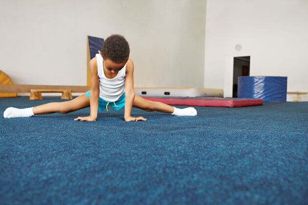 暗哑运动 健康 健康和积极的生活方式理念孩子体操腿