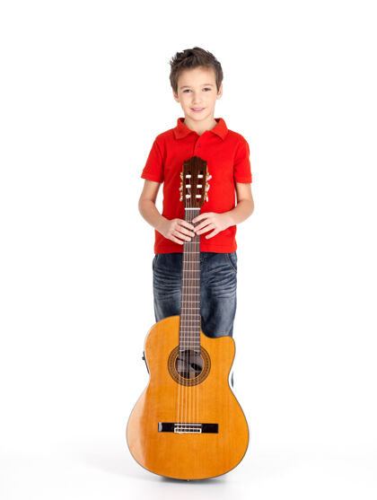 人类高加索男孩与原声吉他全画像-孤立音乐家舞台孩子