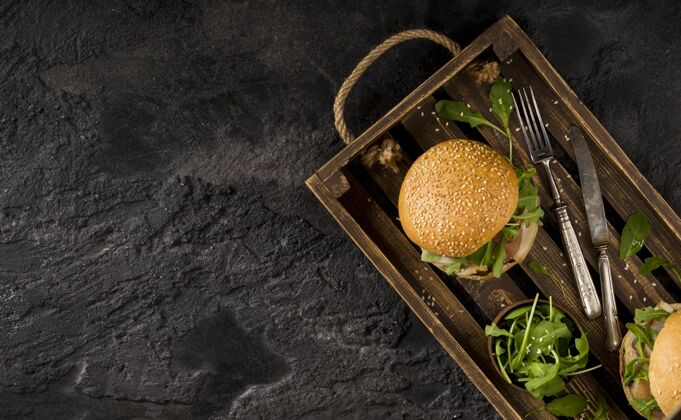 芝士汉堡顶视图汉堡篮与复制空间美味汉堡包美味
