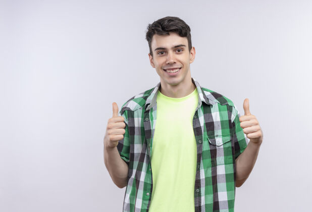 穿着微笑的白人年轻人穿着绿色衬衫 在孤立的白色背景上竖起大拇指微笑绿色衬衫
