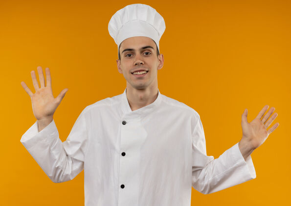 手笑容可掬的男青年酷穿厨师制服摊开双手制服酷穿
