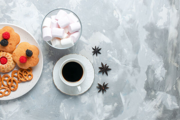 茶在浅白的桌子上俯瞰美味的百吉饼 饼干 蛋糕和茶甜洞饼干