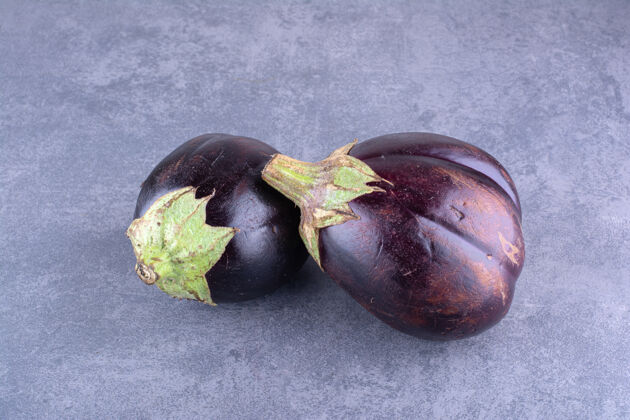 美味紫色的茄子隔离在混凝土背景上甜健康植物