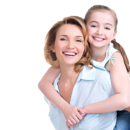 年特写照片的快乐白人母亲和小女儿-孤立牙齿爱牙齿