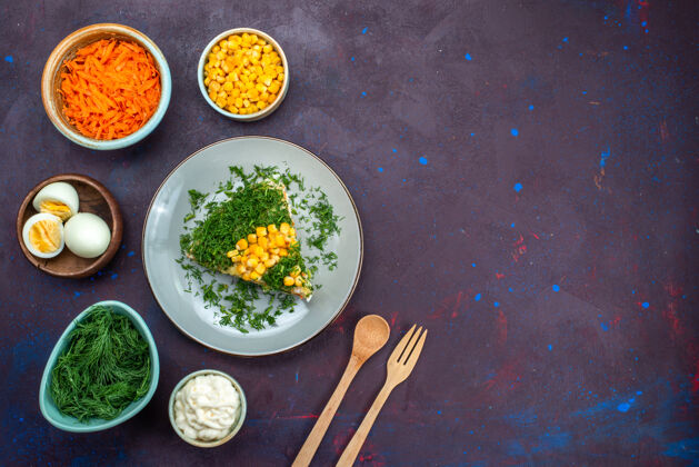 菜肴俯瞰美味的沙拉 在深色的背景下 盘子里放着梅耶奈斯绿玉米和鸡肉蔬菜食物玉米