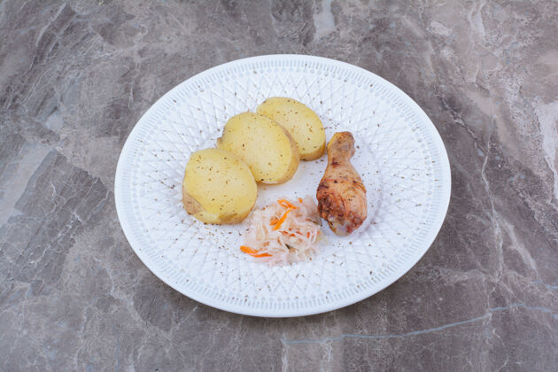 油炸烤鸡腿 土豆和泡菜放在白板上煮熟桌布食物