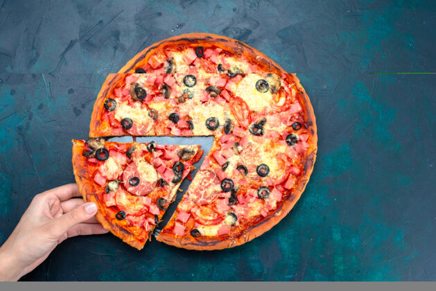 快餐俯瞰图烤美味的比萨饼 橄榄香肠和奶酪女性在蓝色的桌子上吃烘焙顶部比萨饼