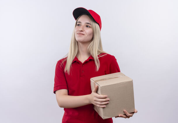 T恤一个穿着红色t恤和帽子的年轻女孩在孤立的白色背景下拿着盒子年轻盒子白色