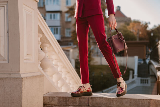 女人近距离时尚细节时尚女人穿着紫色西装走在城市街头 春夏秋季时尚潮流手袋 裤子和时尚鞋女人套装魅力