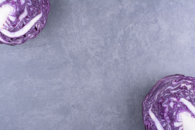 美味紫色卷心菜在混凝土背景上切成两半季节性品质有机