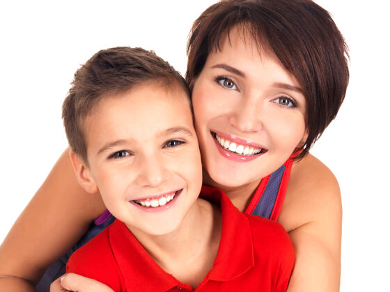 关系一位快乐的年轻母亲和8岁的儿子的画像快乐的人年儿子