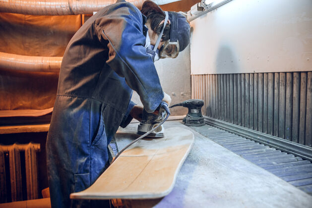 工作使用圆锯切割木板的木匠男工人或手持电动工具的手巧工人的施工详图滑板工业专业