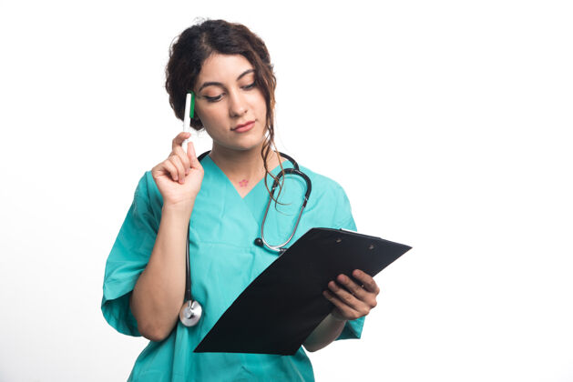 持有女医生手拿黑色剪贴板在白色背景上高质量的照片制服人护士