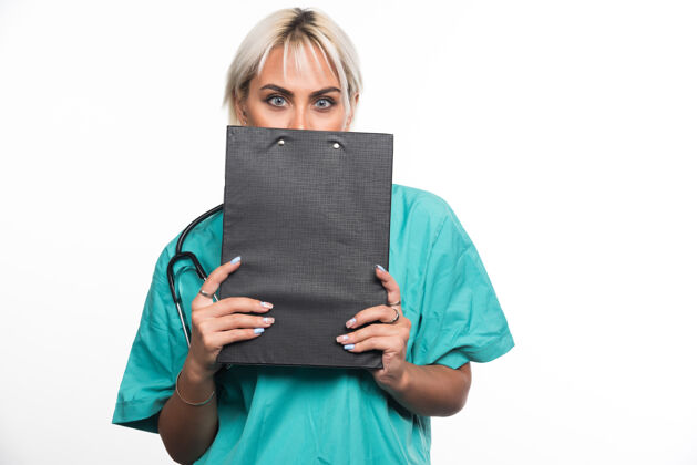 听诊器女医生躲在白色背景的剪贴板后面高质量的照片女士工作文件
