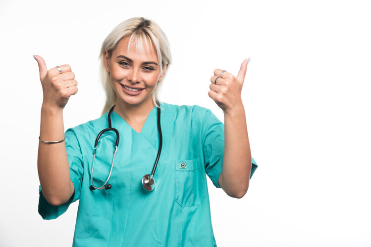 听诊器女医生用听诊器在白色背景上竖起大拇指高质量照片看医疗女士