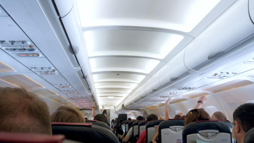 安全飞机上长排座椅和天花板的模糊视图天花板机舱过道