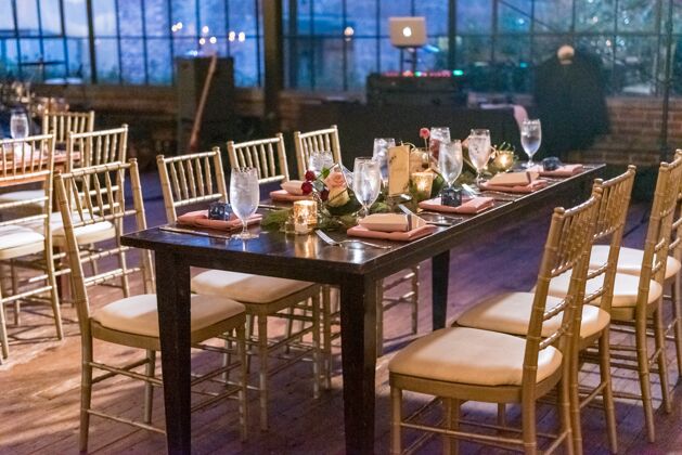 夜晚高角度拍摄的一张桌子 晚上餐厅大厅的优雅背景豪华角度银器