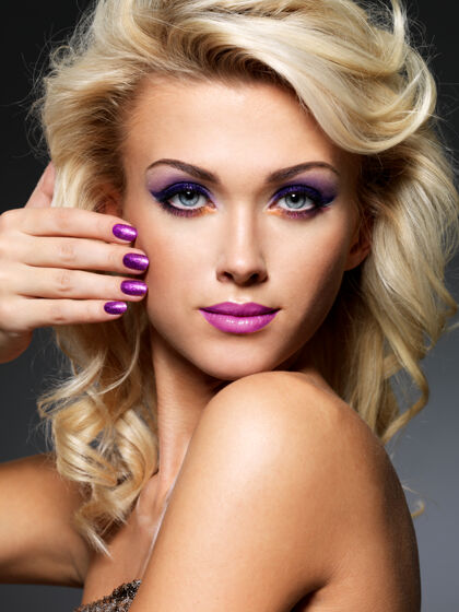 指甲美美丽的金发女人 美丽的紫色指甲和眼妆手指甲修指甲女性