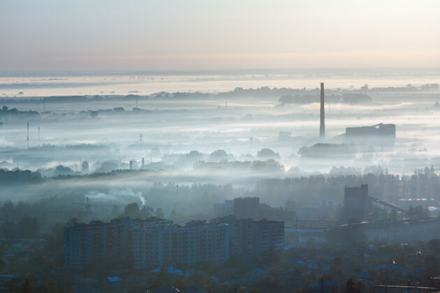 顶早晨从乌克兰利沃夫市郊的“高城堡”山上眺望（在第一缕阳光的照耀下）建筑霾背光