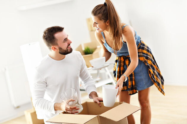 爱快乐的成年夫妇搬出或搬进新家生活方式房子一起