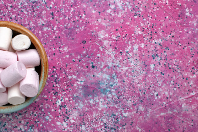 茶顶上近看粉红色书桌上的圆锅里一点点形成的香甜可口的棉花糖自封小粉红