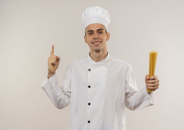 拿着面带微笑的年轻男厨师身穿厨师制服 手拿意大利面 手指向上与复印空间厨师点厨师