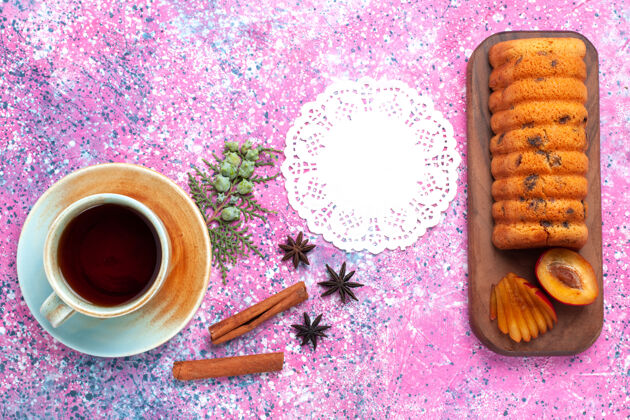 饮料俯瞰美味的蛋糕 香甜可口 粉色桌上放着李子和一杯茶咖啡粉色茶