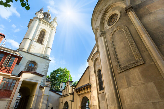 古老古老的亚美尼亚教堂在利沃夫市（乌克兰）和阳光在蓝色的夏天的天空古老五月教堂