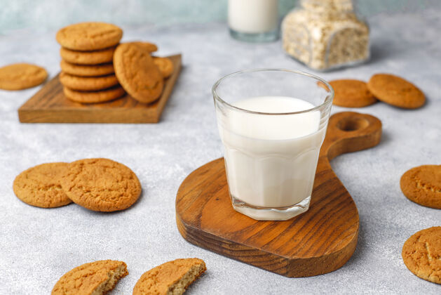 素食主义者自制燕麦片饼干加一杯牛奶蛋白质甜味自制