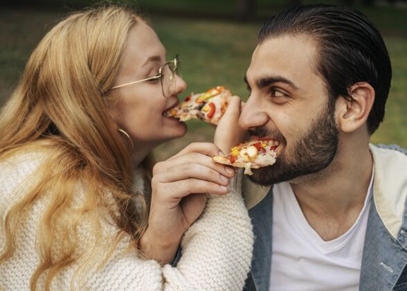 休息夫妻俩在吃比萨饼高兴乐趣娱乐