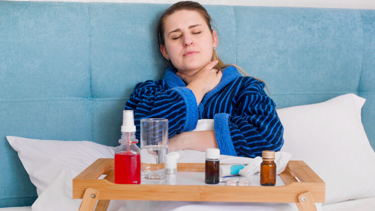 疾病那个生病的女人因喉咙痛和高温感染了病毒闭上眼睛休息女性
