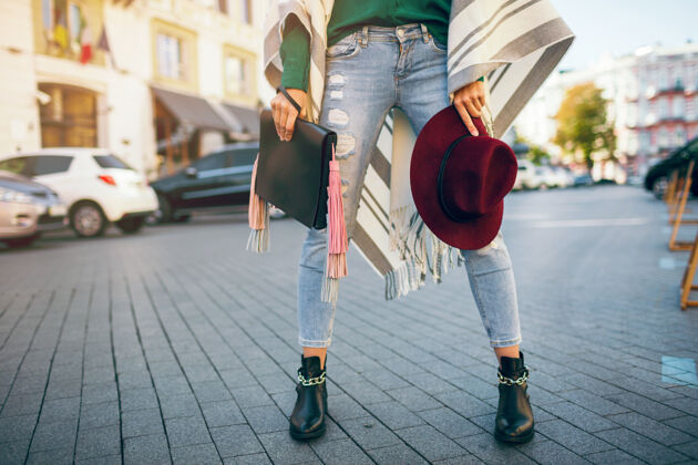 帽子特写的女人腿穿黑色皮靴 牛仔裤 鞋春季潮流 手袋城市手提包包