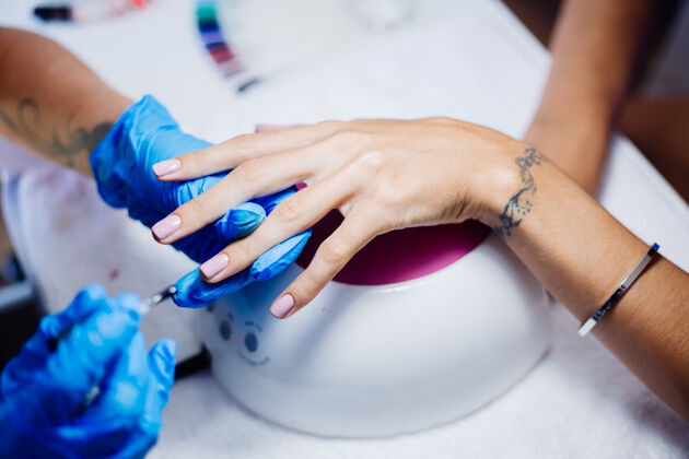 主人美手美手指甲护理制作工艺专业指甲锉刀动作美手护理理念清洁健康应用