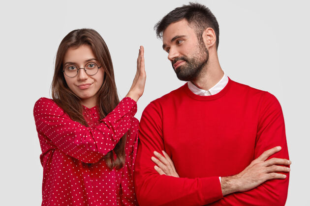 困难愤怒的欧洲女人穿着红色上衣做出拒绝的手势 把手掌放在男友面前生气误解衬衫