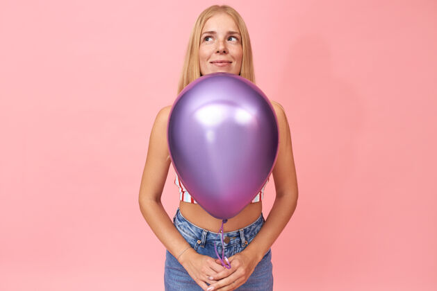 乐趣时尚快乐的欧洲年轻女子手持闪亮的氦气球享受生日派对的孤立肖像休闲浪漫礼物