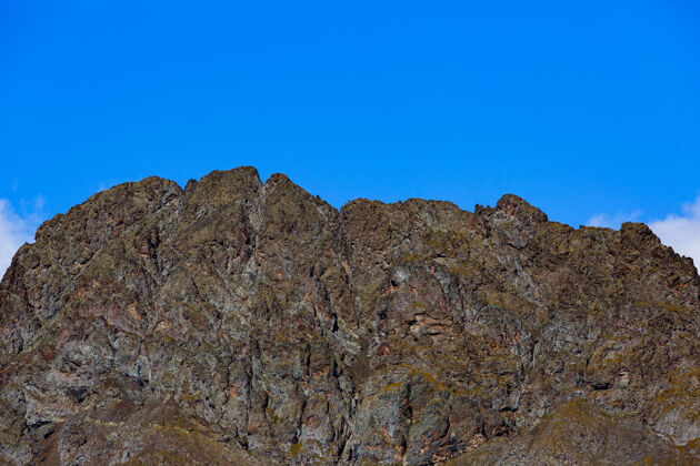 山脉蓝天映衬下的山脉北高加索岩石天空风景