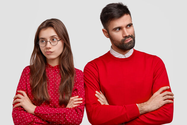 交叉人 爱和误解的概念照片不高兴的夫妇双臂合十 有战斗 穿红衣服男朋友争论不快乐