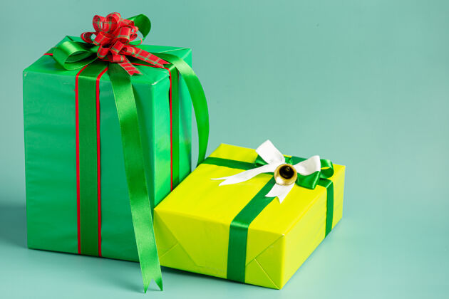 礼物两盒浅绿色背景带蝴蝶结的礼物圣诞赠送新的