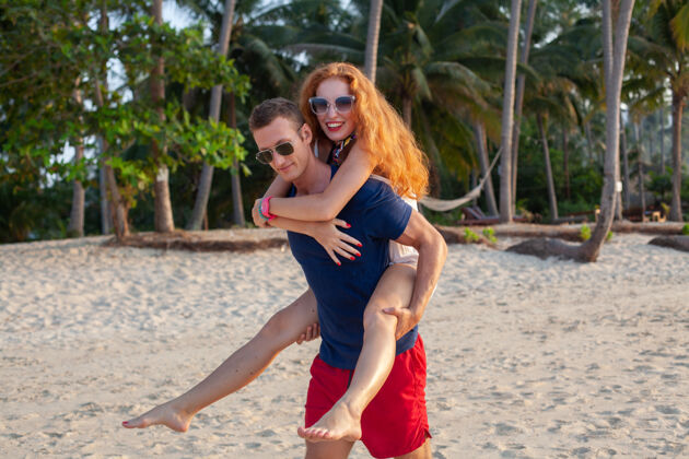 海洋热恋中的年轻情侣一起在夏日沙滩上快乐快乐夏威夷海岸看