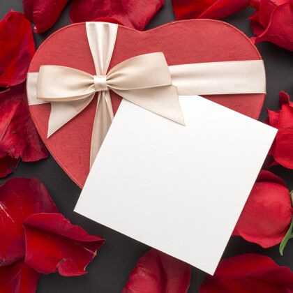 天顶视图情人节礼物和玫瑰与模拟信模型浪漫情侣