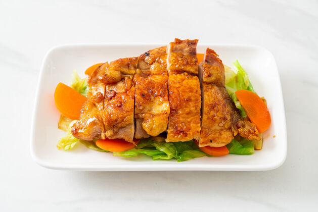 日本烧铁板烧烧鸡排配卷心菜和胡萝卜烤切片鱼片