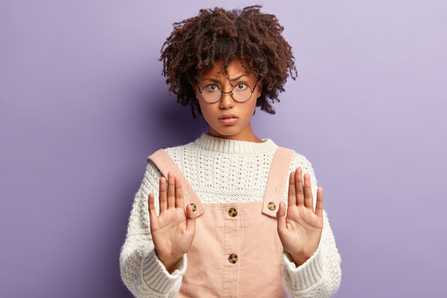 停止不 我拒绝 这不有趣严肃的非洲裔美国妇女保持朋友在停止或拒绝的姿态人类眼镜手掌
