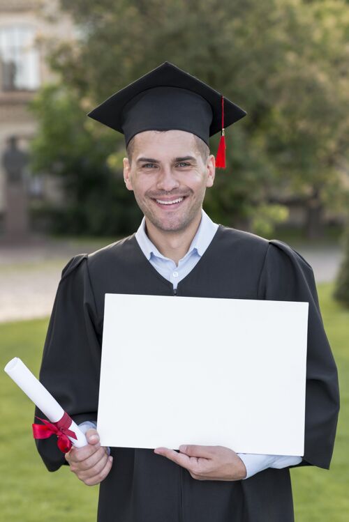 仪式骄傲地拿着模拟文凭的人积极毕业青年