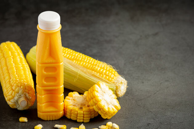 玉米特写一瓶即食玉米汁堆草药营养
