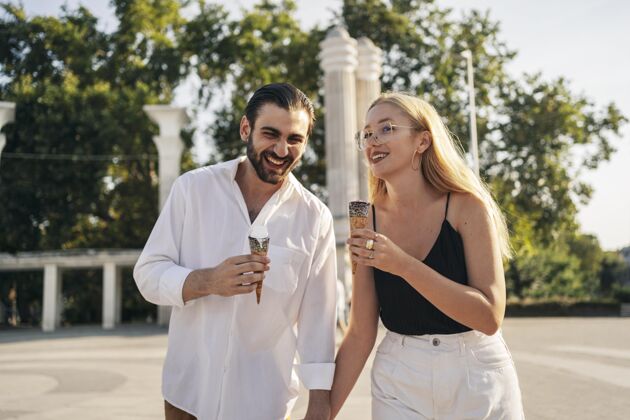 积极正面图：男人和女人在公园里享用冰淇淋夫妻本地假日男人