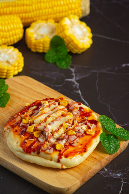 收获特写热玉米披萨即食营养提神玉米