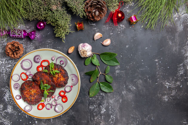 蔬菜顶视图美味的肉排与洋葱环上的灰色背景餐照片菜肉戒指一餐餐厅