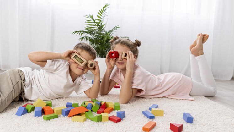 选择非二进制的孩子在家玩一个丰富多彩的游戏性别规范非规范